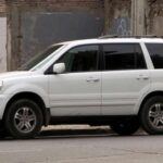 El Honda Pilot es reconocido por su fiabilidad, versatilidad y eficiencia. Con un motor V6 potente, este SUV de tamaño medio es ideal para familias que buscan un vehículo confiable y económico. Modelos de 2003 y 2006 han logrado superar las 500,000 millas, gracias a la ingeniería de Honda. Además de su durabilidad, el Pilot cuenta con altas calificaciones de seguridad y un costo de mantenimiento relativamente bajo, lo que lo convierte en una opción sólida tanto para viajes largos como para el uso diario. Su valor de reventa también es notable, lo que lo convierte en una inversión a largo plazo.
