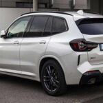 Si prefieres un SUV híbrido, el BMW X3 xDrive30e es una opción de lujo. Con un precio de partida de aproximadamente 49,000 dólares, este modelo cuenta con un motor turboalimentado de 2.0L y 288 caballos de fuerza. Su autonomía eléctrica alcanza las 18 millas, lo que lo convierte en una excelente opción para quienes buscan un híbrido con capacidad de realizar trayectos cortos en modo totalmente eléctrico. Equipado con el sistema de infoentretenimiento iDrive 7.0, Apple CarPlay, Android Auto y control de crucero adaptativo, el X3 xDrive30e combina la refinada manejabilidad de BMW con la versatilidad de un SUV. Su garantía de batería híbrida de 8 años/80,000 millas le añade una capa extra de seguridad.