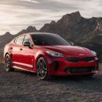 El Kia Stinger es un sedán deportivo que empieza alrededor de los $38,000 y ofrece una silueta de fastback y una postura agresiva que lo hace destacar. Con su diseño que fue creado por un ex diseñador de Audi, el Stinger tiene proporciones y detalles que hacen que la gente se gire a mirarlo dos veces. La sorpresa viene cuando la mayoría descubre que no es un importado alemán, sino un Kia. Esto refuerza la idea de que no es necesario gastar una fortuna en un auto deportivo de lujo. El Stinger ofrece lujo y rendimiento a una fracción del precio de sus competidores.