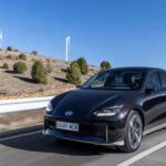 El Hyundai Ioniq 6 ha sido defendido por algunos, pero sinceramente, creo que su estética es algo que se debe reconsiderar. Con una línea aerodinámica que pretende ser futurista, el coche parece más un jabón dejado demasiado tiempo en la ducha. En lugar de tener un diseño fluido, el Ioniq 6 tiene una forma comprimida que lo hace parecer incómodo y poco agradable. Aunque intenta reflejar un estilo retro-futurista, la ejecución no tiene la armonía que debería. Podría haber sido un concepto más atractivo si el diseño no hubiera sido tan extremo.