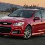 El Chevrolet SS es un ejemplo de cómo una marca puede traer a Estados Unidos un modelo que no se conoce tanto en otros mercados. Basado en el Holden Commodore VF, este sedán de alto rendimiento incorporaba un motor V8 atmosférico de 6.2 litros y 415 caballos de fuerza, lo que lo convertía en una verdadera bestia sobre ruedas. Aunque su diseño era sobrio y elegante, su rendimiento y características lo hacían destacar. Desafortunadamente, el Chevrolet SS fue discontinuado rápidamente, pero sigue siendo recordado como uno de los últimos sedanes de alto rendimiento que muchos conductores ansían tener.