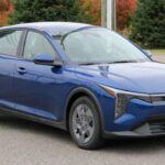El Kia K4 es la última adición a la gama de Kia y reemplaza al modelo Forte. Aunque su tamaño es mayor al de los modelos tradicionales de Kia, el K4 sigue siendo una excelente opción para quienes buscan un coche cómodo, espacioso y bien equipado a un precio razonable. Con una interior sorprendentemente espacioso y detalles tecnológicos de última generación, el K4 te da lujo sin el precio elevado. Además, la garantía de Kia es una de las mejores del mercado, lo que hace que el K4 sea una opción aún más atractiva para el conductor diario.