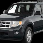 La segunda generación del Ford Escape no impresionaba ni en diseño ni en rendimiento. Su aspecto cuadrado y un interior anticuado lo hacían parecer inferior frente a sus competidores. Sin embargo, Ford decidió darle una vuelta de tuerca con la tercera generación. El nuevo Escape Mk3 adoptó una plataforma global más moderna, convirtiéndose en un crossover estilizado con un rendimiento mejorado gracias a un motor EcoBoost turboalimentado. Con un interior de mayor calidad y una experiencia de conducción mucho más dinámica, el Escape Mk3 demostró que Ford podía competir con otros grandes del segmento, como el Toyota RAV4.