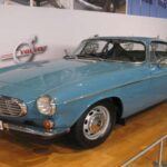 El Volvo P1800 no es solo un coche clásico, sino un icono de durabilidad. Su historia es impresionante, ya que un modelo de este coche tiene el récord de mayor kilometraje en un vehículo privado, superando los 5 millones de km. Este modelo se destacó por su construcción robusta y su capacidad para resistir el desgaste de la carretera durante más de medio siglo. Su longevidad ha hecho que se le valore tanto entre los coleccionistas como entre los entusiastas de los coches clásicos.