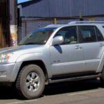 El Toyota 4Runner es un SUV construido para resistir condiciones extremas. Conocido por su rendimiento fiable tanto en carreteras como fuera de ellas, el 4Runner ha creado una base de seguidores leales que valoran su robustez. Los modelos de principios de los 2000, como el de 2003, siguen siendo frecuentes en las carreteras gracias a su construcción duradera y motores confiables. Su diseño de chasis sobre bastidor contribuye a su longevidad, y con un mantenimiento adecuado, puede superar los 480,000 km sin problemas. El 4Runner sigue siendo una inversión popular entre aquellos que buscan un SUV versátil y de larga duración.