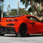 Tasa de depreciación a 5 años: 27,2%
El Chevrolet Corvette se mantiene como uno de los mejores valores en la categoría de autos deportivos. Con la generación C8, el Corvette ha logrado equilibrar un precio más asequible con el rendimiento de un superdeportivo. El motor central y el manejo preciso lo convierten en un coche extremadamente divertido de conducir, mientras que su aspecto agresivo y su gran reputación entre los coleccionistas aseguran que los precios de reventa sigan siendo altos. A pesar de que tiene un espacio limitado para carga y una configuración de dos asientos que no lo hace el más práctico, el Corvette mantiene su atractivo tanto entre los entusiastas como entre los compradores de autos de lujo.