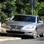 El Hyundai Genesis fue un intento temprano de la marca coreana por entrar en el segmento de los autos eléctricos de lujo, pero el modelo no logró establecerse de manera efectiva frente a marcas de mayor prestigio. Aunque el Genesis ofrece varias características atractivas como tecnología avanzada y diseño de lujo, carece del renombre y la exclusividad que ofrecen competidores como Audi o BMW. Esto contribuye a su rápida depreciación. A pesar de su buena calidad de construcción, el Genesis no logró convertirse en un nombre reconocido en el mercado de los autos de lujo, lo que provoca que su valor caiga rápidamente.