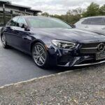 Mercedes-Benz sigue siendo sinónimo de lujo y elegancia, pero en la actualidad ha perdido un poco de su esencia. La marca, famosa por sus autos de alta gama, ha visto cómo sus precios se disparaban sin que la experiencia de conducción o la fiabilidad hayan seguido el mismo camino. A pesar de que sus modelos siguen siendo visualmente atractivos, los altos costes de reparación y la dependencia excesiva del logo en lugar de la tecnología puntera hacen que muchos consideren a Mercedes-Benz sobrevalorada en relación con su coste real.