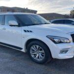 El Infiniti QX80 es un SUV de lujo de gran tamaño, con un motor tradicional de gasolina que consume bastante combustible. Aunque es un vehículo cómodo y con una sensación premium, su valor de reventa cae drásticamente después del primer año. El elevado consumo de combustible, combinado con su alta depreciación, lo convierte en una opción menos deseable en el mercado de segunda mano. Esto lo hace un SUV que pierde valor rápidamente, incluso si su experiencia de conducción es lujosa.