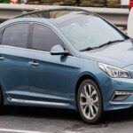 El Hyundai Sonata 2025 es un modelo que ha experimentado una transformación radical, con un diseño de frente futurista que podría haber salido directamente de un coche conceptual. En el interior, combina líneas limpias con tecnología avanzada que hace que este sedán parezca mucho más caro de lo que realmente es. Su interior, que fusiona el confort de un spa con la modernidad de una nave espacial, ofrece una experiencia de lujo a un precio razonable.