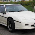 El Pontiac Fiero ocupa un lugar único en la historia del automóvil, ya que fue uno de los primeros deportivos estadounidenses con motor central. Aunque fue producido entre 1984 y 1988, su diseño de líneas elegantes y su forma de cuña le dan un aire exótico. Los primeros modelos eran más económicos, pero las versiones posteriores ofrecieron un mejor rendimiento y más estilo. Con su carrocería de fibra de vidrio y un diseño innovador, el Fiero se ha convertido en un lienzo perfecto para los entusiastas de la personalización. Además, su bajo precio de compra lo hace ideal para quienes buscan un coche exótico a un coste asequible.