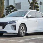 Si estás buscando una opción eléctrica para tu familia, el Hyundai Ioniq 5 es una de las mejores alternativas del mercado. Con su espacioso interior y tecnología de vanguardia, este crossover eléctrico 2023 ofrece una excelente experiencia de conducción para familias pequeñas. Su impresionante autonomía y capacidades de carga rápida lo hacen ideal para viajes largos sin la preocupación de quedarse sin batería. Además, su diseño moderno y las numerosas características de seguridad lo convierten en un vehículo atractivo y seguro. El sistema de infoentretenimiento intuitivo también facilita los viajes largos, manteniendo a la familia conectada y entretenida en todo momento. Si buscas un vehículo ecológico sin sacrificar espacio o rendimiento, el Hyundai Ioniq 5 es una opción fantástica.