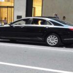 El Mercedes-Benz S-Class es uno de los sedanes de lujo más emblemáticos del mundo, pero su valor de reventa no es tan impresionante como cabría esperar. Aunque está repleto de tecnologías innovadoras y materiales de alta calidad, esos mismos avances tecnológicos y lujos pueden hacer que el vehículo pierda rápidamente valor. Después de cinco años, los propietarios pueden esperar una pérdida de alrededor del 61% de su inversión original. El envejecimiento tecnológico es uno de los principales factores que afecta a la revalorización del S-Class, ya que las innovaciones se vuelven rápidamente obsoletas.