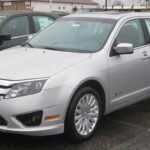 El Ford Fusion Hybrid 2010 es un sedán con un gran rendimiento, mucho espacio interior y excelentes calificaciones de seguridad. Este modelo ha sido un favorito en el mercado de los híbridos usados debido a su precio accesible, su eficiencia de combustible de hasta 41 mpg en ciudad y 36 mpg en carretera. Con un precio promedio de $4,469, el Fusion Hybrid es ideal para quienes buscan un híbrido con una gran relación calidad-precio. Además, su estilo y confort lo convierten en una opción atractiva para la conducción diaria.