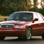 El Ford Crown Victoria, con su plataforma Panther, es uno de los sedanes más fáciles de reparar. Utilizado por flotas de taxis y policía, su construcción de cuerpo sobre chasis es extremadamente robusta y accesible para los mecánicos. Su motor V8 de 4.6 litros es uno de los más fiables y sencillos de mantener. La facilidad para acceder a las piezas, combinado con la abundancia de repuestos, hace que este modelo sea una excelente opción para aquellos que deseen aprender y trabajar en coches antiguos. La plataforma Panther también es conocida por su durabilidad, lo que significa que este coche puede recorrer millones de kilómetros con el mantenimiento adecuado.