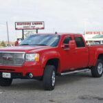 La GMC Sierra 3500HD ofrece una capacidad de carga imponente, especialmente con la opción de doble rueda trasera, pero esa misma anchura complica maniobras en espacios reducidos. En trayectos cortos, el diésel se siente sobrado e ineficiente, y su radio de giro exige paciencia. Una bestia para el trabajo, pero excesiva para la ciudad.