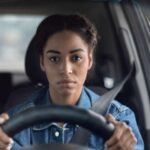 El relentí (dejar el motor encendido mientras no conduces) es un hábito que muchos no piensan dos veces, pero es un desperdicio de gasolina. Según Walden y el DOE, si vas a estar parado más de 1 minuto, es más eficiente apagar el motor y volver a encenderlo cuando lo necesites. De hecho, arrancar el motor consume tan solo 10 segundos de combustible, lo que significa que no es necesario mantener el motor encendido durante mucho tiempo para ahorrar en gasolina.