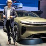 Lucid Motors planea que el precio del Lucid Earth 2027 sea agresivo, con el objetivo de captar una gran parte del mercado de SUV eléctricos. Aunque el precio será competitivo, se espera que el modelo refleje el valor que ofrecen sus características avanzadas y su rendimiento. Este SUV eléctrico se perfila como una excelente opción para aquellos que buscan un vehículo eléctrico de alta calidad sin pagar precios exorbitantes, ofreciendo un equilibrio perfecto entre precio y prestaciones.
