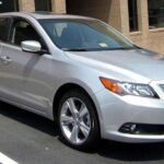 El Acura ILX era una propuesta que intentaba ofrecer lujo a un precio más accesible, pero se quedó en un terreno incómodo entre un coche de lujo y un modelo común. A pesar de su aspiración a ser deportivo, el ILX no logró llenar las expectativas de los conductores que buscaban un rendimiento real. Muchos consideraron que el ILX era simplemente un Honda Civic con mejor vestimenta, pero sin la refinación que prometía la marca Acura. Su bajo rendimiento y falta de identidad clara hicieron que muchos propietarios se sintieran decepcionados, como si compraran un coche premium que no estaba a la altura.