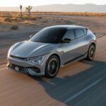Al igual que el Hyundai Ioniq 5, el Kia EV6 comparte la misma plataforma E-GMP, lo que le otorga la misma fiabilidad y facilidad de mantenimiento. Kia ha sido especialmente eficiente al abordar problemas de manera rápida mediante recalls y actualizaciones de software, en lugar de permitir que los problemas se acumulen. El sistema de frenado regenerativo del EV6 es tan efectivo que la necesidad de reemplazar las pastillas de freno es muy rara. Este modelo es conocido por su bajo costo de mantenimiento y la comodidad que ofrece a sus propietarios, convirtiéndolo en una excelente elección para quienes buscan un EV que no requiera demasiados cuidados.