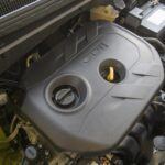 Los motores Nu GDI de Kia y Hyundai, aunque más fiables que el Theta II, siguen siendo una fuente de preocupaciones para muchos propietarios. Estos motores, especialmente los de inyección directa (GDI), sufren de una acumulación excesiva de carbonilla, lo que afecta su rendimiento y aumenta el consumo de aceite. En algunos casos, los anillos de pistón defectuosos en los modelos Kia Soul y Seltos fabricados entre 2021 y 2023 resultan en una mayor pérdida de aceite y reducción en la potencia. Además, los golpeteos del pistón a bajas temperaturas son comunes, lo que puede provocar daños en los segmentos del pistón y las paredes del cilindro.