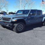 El Jeep Gladiator es ideal para quienes buscan un vehículo todoterreno, pero su precio elevado y su falta de potencia lo relegan a un puesto bajo. El Gladiator es perfecto fuera del asfalto, pero su motor podría ofrecer más rendimiento, y su alto costo hace que sea una opción menos atractiva en comparación con otras camionetas más económicas que ofrecen más características por menos dinero.
