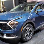 El Kia Sportage Hybrid 2025 reduce su precio aproximadamente $1,828, pasando de $30,460 a $28,632. Sus prestaciones incluyen bajo consumo, asistentes de conducción confiables y buena garantía. La calidad de conducción sigue siendo firme, con espacio de carga generoso y pantalla táctil fácil de usar, ofreciendo un SUV híbrido con una inversión económica inteligente.