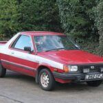 El Subaru Brat fue una mezcla de crossover y camioneta, lo que lo convertía en un modelo inusual para su época. Con un diseño que incluía una pequeña caja de carga y asientos adicionales en la parte trasera, el Brat se posicionaba como un vehículo peculiar. Si bien no encajaba claramente en ninguna categoría, su diseño rompió con las convenciones de los SUV tradicionales y ofreció una opción diferente. Una mezcla excéntrica de SUV y camioneta, anticipando las opciones más versátiles que surgirían en los años siguientes.