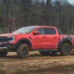 El Ford Ranger Raptor es un 4x4 robusto y orientado a la aventura, pero su naturaleza “hardcore” lo hace menos adecuado para quienes necesitan un vehículo que combine suavidad en carretera con capacidad todoterreno. Aunque es excelente en terrenos difíciles, su dureza puede resultar incómoda para quienes busquen un vehículo más versátil, adecuado tanto para la ciudad como para los caminos más complicados. El Ranger Raptor es un coche muy capaz, pero su enfoque extremo lo limita para usos más cotidianos.