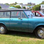 En la década de 1960, el International Harvester Scout se destacó por ser uno de los primeros vehículos todoterreno que introdujo el concepto de confort y funcionalidad. A diferencia del Jeep, el Scout podía ser utilizado tanto para aventuras como para uso familiar, al ofrecer un interior más cómodo y equipado. Este modelo se considera el precursor de los modernos SUV, fusionando el rendimiento todoterreno con la comodidad de un vehículo familiar.