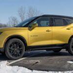 El Chevrolet Blazer regresó con un diseño atrevido pensado para atraer a un público joven, pero las ventas no han sido las esperadas. Su precio elevado y la falta de características estándar hacen que compradores potenciales prefieran opciones más completas como el Honda Passport o Hyundai Santa Fe.