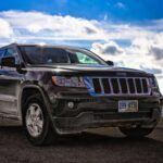 El Jeep Grand Cherokee L ofrece una tercera fila de asientos y más espacio para las familias, pero su fiabilidad no ha mejorado con la ampliación. Con una puntuación de fiabilidad de solo 23 sobre 100, el Grand Cherokee L hereda muchos de los problemas mecánicos y electrónicos de su versión estándar. Los problemas de suspensión son una de las preocupaciones más citadas, afectando la calidad de la conducción y generando reparaciones costosas. Para 2025, este modelo podría ser una compra de la que muchos se arrepentirán.