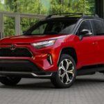 El Toyota RAV4 PHEV es otro modelo híbrido enchufable que se posiciona entre los mejores para 2025. Con 64 km de autonomía eléctrica, es ideal para quienes buscan un SUV eficiente para la ciudad y los viajes largos. A pesar de que el RAV4 actual está algo desactualizado en comparación con otros modelos, su fiabilidad, ahorro de combustible y manejo lo siguen convirtiendo en una opción muy sólida para quienes necesitan un SUV práctico y de confianza.