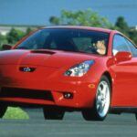 El Toyota Celica GT-S es una joya de los deportivos de tracción delantera, con un motor 2ZZ que ofrece una potencia impresionante y una gran fiabilidad. Con un mantenimiento adecuado, este motor puede superar fácilmente los 300,000 km. Si bien encontrar un modelo bien cuidado puede ser difícil, el Celica GT-S sigue siendo una opción confiable y económica para los entusiastas de los autos deportivos. Además, su excelente suspensión y transmisión manual lo convierten en un coche ideal para conducción deportiva diaria.
Qué tener en cuenta: Problemas con pernos de elevación y consumo de aceite si no se realiza un mantenimiento regular.