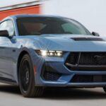 El Ford Mustang continúa siendo un clásico entre los deportivos por su equilibrio entre rendimiento y coste. Con un mantenimiento estimado de $7,914 durante 10 años, el Mustang sigue siendo accesible, incluso en versiones con el motor Coyote V8. Aunque tiene una probabilidad del 21,47% de una reparación importante, el Mustang se beneficia de su sencillez mecánica y la abundancia de repuestos, lo que mantiene bajos los costos de reparación. Además, su fiabilidad en modelos V8 de cambio manual asegura que el Mustang sea una opción popular para los amantes de la potencia.