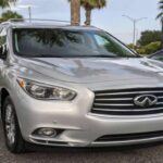 El Infiniti QX60 es un SUV de gran tamaño, ideal para familias grandes, con capacidad para hasta siete personas. Sin embargo, su gran peso juega en su contra, especialmente en términos de costos de combustible. Además, sus características de lujo tienden a desgastarse con el tiempo. Aunque se clasifica como un vehículo de tamaño medio, su depreciación acelerada y su bajo valor de reventa lo colocan en la lista de SUV poco rentables a largo plazo.