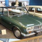 El Renault 16 de 1965 fue el primer hatchback de Europa, un modelo innovador que combinó las características de un coche familiar con la funcionalidad de un vehículo compacto. Su diseño permitió un interior espacioso, a pesar de sus dimensiones reducidas, y fue galardonado con el premio Coche del Año en Europa en 1966. Con más de 1.8 millones de unidades vendidas, el Renault 16 se posicionó como un modelo clave en la evolución del diseño de coches. Su influencia es evidente en el desarrollo de futuros hatchbacks y en la forma en que concebimos los coches compactos modernos.