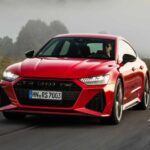 El Audi RS7 2024 no solo es un coche de lujo, sino que es un sedán deportivo capaz de alcanzar 190 mph. Con su motor V8 biturbo de 621 caballos de fuerza y un 0-100 km/h en 3,3 segundos, este modelo tiene un rendimiento envidiable. Su suspensión neumática adaptativa deportiva y su interior de lujo con asientos calefaccionados y ventilados lo convierten en el sedán perfecto para quienes buscan un equilibrio entre velocidad y confort. Audi ha logrado fusionar rendimiento y lujo de una manera impecable con el RS7.