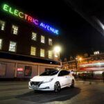 El Nissan Leaf ha sido uno de los primeros coches eléctricos asequibles en el mercado, pero su depreciación rápida es un factor importante a considerar. En los primeros cinco años, los propietarios de un Leaf pueden perder más del 65% de su valor, lo que representa una pérdida de más de $20,000. A pesar de su bajo precio de entrada, su rápida pérdida de valor hace que no sea una de las opciones más rentables para los compradores a largo plazo, especialmente si estás pensando en venderlo dentro de unos años.