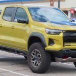 La Chevrolet Colorado es conocida por la robustez de su motor, ofreciendo opciones como el motor V6 de 3.6L que garantiza una excelente combinación de rendimiento y eficiencia. Además, la Colorado es conocida por su capacidad off-road, especialmente en su paquete ZR2, que incluye características como amortiguadores Multimatic DSSV, diferenciales electrónicos bloqueables y mayor altura de despeje. Con un interior cómodo y bien equipado, la Colorado es ideal para aquellos que buscan una camioneta confiable que se desenvuelva bien tanto en terrenos difíciles como en la conducción diaria.