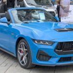 El Ford Mustang sigue siendo un ícono del muscle car estadounidense, combinando potencia y rendimiento con un precio asequible. Desde $32,000, la versión V8 ofrece una potencia impresionante sin dejar de ser accesible, lo que le ha asegurado un lugar en las listas de los mejores autos deportivos bajo $50,000. Además de su potente motor, el Mustang también destaca por su interior cómodo y moderno, con características como un tablero digital de 12 pulgadas y el sistema de infoentretenimiento SYNC 4 con Apple CarPlay y Android Auto. Con varias opciones de personalización, el Mustang permite a los conductores elegir entre un modelo EcoBoost eficiente o un GT para los que buscan una experiencia de conducción bruta y emocionante.