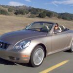 El Lexus SC430 es el roadster japonés para aquellos que buscan lujo y rendimiento. Aunque no es tan deportivo como otros de esta lista, su motor V8 de 4.3 litros con 300 caballos de fuerza y su diseño de techo rígido retráctil lo convierten en un coche cómodo y elegante. Con un rango de precios de $10,000 a $21,000, el SC430 es perfecto para quienes desean una experiencia de conducción más relajada y lujosa, sin sacrificar el rendimiento. Además, su fiabilidad, característica de Lexus, hace de este roadster una opción confiable y duradera.