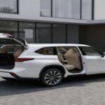 Para aquellos que necesitan un SUV de gran tamaño pero con un enfoque en la eficiencia energética, el Toyota Grand Highlander es una opción inmejorable. Con una tercera fila de asientos de tamaño real, el Grand Highlander soluciona los problemas de espacio de su hermano menor, el Highlander. Además, el motor híbrido max ofrece gran potencia y un consumo de combustible razonable. A partir de los $45,000 (y más de $50,000 en sus versiones híbridas de mayor rendimiento), este SUV es perfecto para quienes necesitan potencia y eficiencia, todo en un paquete funcional y sin complicaciones.