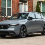 El Honda Accord Hybrid 2025 logra un 48 MPG combinado, una cifra excelente para un sedán de su tamaño. Este modelo no solo sobresale en eficiencia de combustible, sino que también ofrece un diseño espacioso y familiar, lo que lo convierte en una excelente opción para quienes buscan un coche económico pero con el espacio necesario para viajes largos. El Accord Hybrid combina lo mejor de los dos mundos: rendimiento híbrido y un interior cómodo, ideal para familias que desean reducir su huella de carbono sin sacrificar confort.