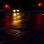 Los cruces son una de las zonas más peligrosas de las carreteras. Pasarse un semáforo en rojo o no hacer una parada completa en una señal de stop puede causar accidentes graves, ya que otros conductores o peatones esperan que detengas el coche. La ganancia de segundos al saltarte la luz no vale la pena si pones en riesgo la vida de otros. Además, las cámaras en las intersecciones están cada vez más presentes, y las multas por saltarse una señal son una consecuencia inevitable, pero menor frente al riesgo de un accidente.