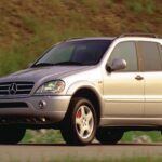 El Mercedes-Benz ML55 AMG marcó el inicio de los SUV de alto rendimiento en la marca alemana. Con un motor V8 de 5.4 litros, el ML55 AMG producía casi 350 caballos de fuerza, lo que lo convertía en uno de los SUV más potentes de su tiempo. Aunque no ofrecía un rendimiento tan impresionante como otros SUV deportivos, fue un pionero en demostrar que los vehículos de lujo también podían combinarse con el alto rendimiento, abriendo el camino para futuros modelos AMG.
