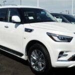 El Infiniti QX80 es un SUV premium que combina lujo y rendimiento, pero sufre de una depreciación significativa con el paso del tiempo. A pesar de su alto precio de compra, el valor de este vehículo puede disminuir drásticamente en pocos años. Este fenómeno se debe al costoso mantenimiento que requiere el modelo, así como a la rápida aparición de versiones más nuevas con más tecnología y mejores características. Aquellos que buscan un SUV de lujo de larga duración podrían ser decepcionados por la pérdida de valor de este modelo.