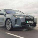 El BMW iX es un SUV eléctrico que ha sido aclamado por su refinamiento y capacidad de conducción. Su versión xDrive 60 es la más destacada en términos de autonomía, ofreciendo hasta 685 km (426 millas) de alcance con una sola carga. Este modelo no solo ofrece una excelente autonomía, sino también un rendimiento impresionante, con 537 hp y una aceleración de 0 a 100 km/h en menos de 5 segundos. El iX es una opción ideal para quienes buscan un vehículo eléctrico de lujo con una combinación perfecta de autonomía y poder.