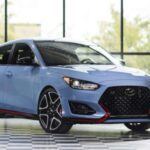 El Hyundai Veloster es un hatchback que no pasa desapercibido gracias a su diseño asimétrico y su postura atlética. Con una fascia delantera agresiva y opciones de colores llamativos, este modelo atrae miradas por donde pase. El interior está centrado en el conductor, con asientos inspirados en el deporte y controles que refuerzan la sensación de control. Además de ser práctico, el Veloster aporta una gran dosis de estilo con llantas de aleación, iluminación LED y versiones deportivas. Su manejo envolvente hace que la conducción urbana sea emocionante, mientras que también ofrece comodidad en viajes más largos, fusionando la versatilidad de un hatchback con un diseño de carácter deportivo.