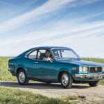Aunque el RX-7 es el más famoso de los autos con motor rotativo de Mazda, el RX-3 fue un verdadero gigante en las competiciones de turismo a principios de los años 70. Con un motor que variaba entre 105 y 135 caballos de fuerza, el RX-3 no debería haber sido competitivo en pista, pero su bajo peso y su chasis perfectamente equilibrado lo convirtieron en un contendiente formidable. Aunque su diseño de sedan o coupé cuadrado no grita 